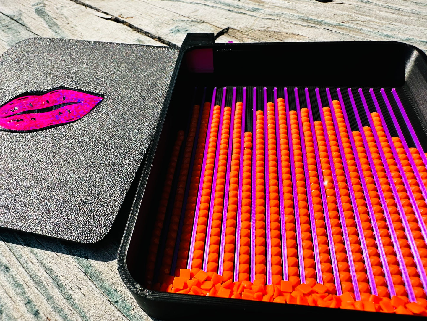 diamond art tray 3d printed black with pink lips on the lid